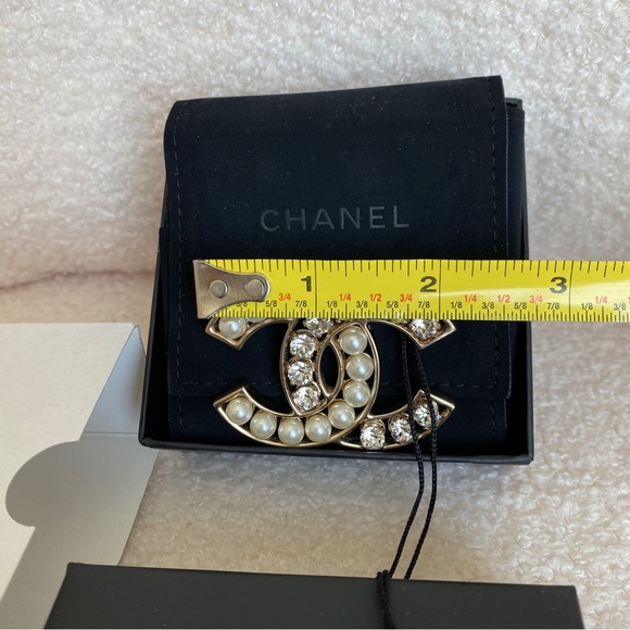 Chanel Pearl and Crystal brooch, gold tone - Picture 7 of 14